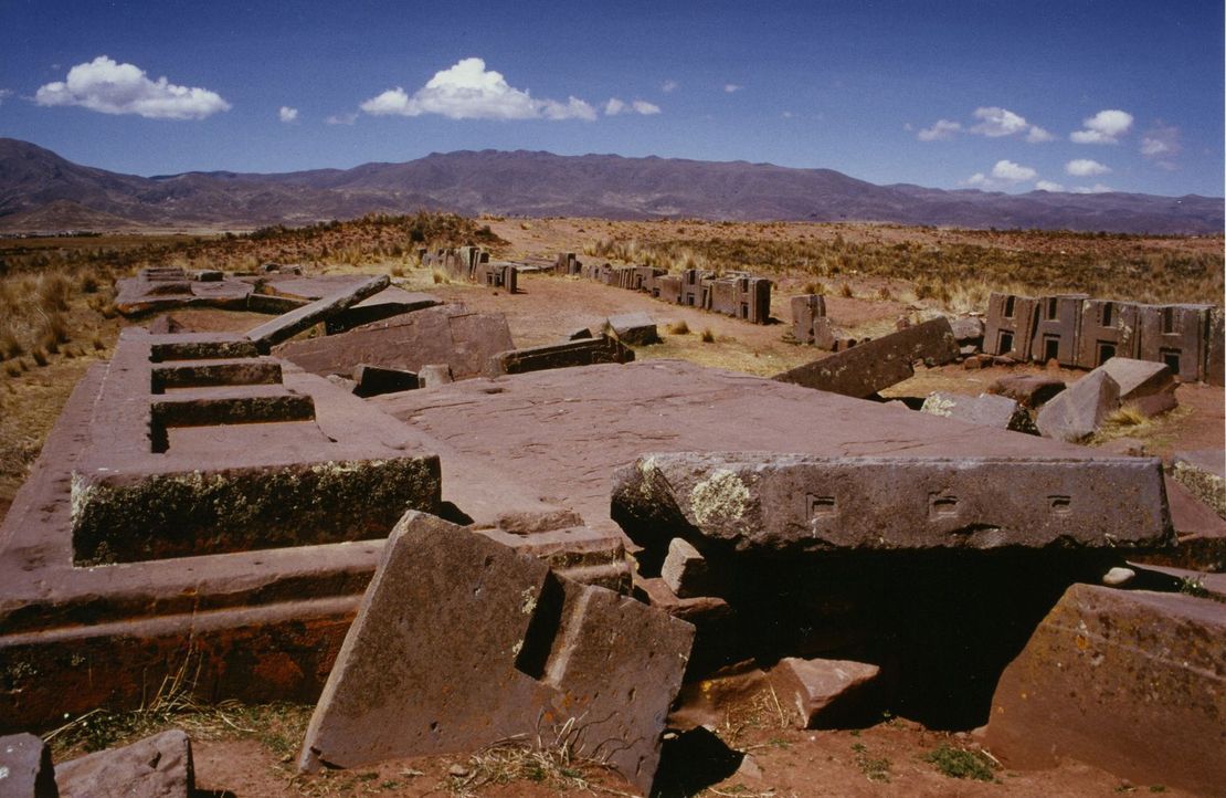 Haben hier Aliens gewohnt? Die Ruinen von Puma Punku zählen zu den ältesten ... - Bildquelle: Giorgio Tsoukalos