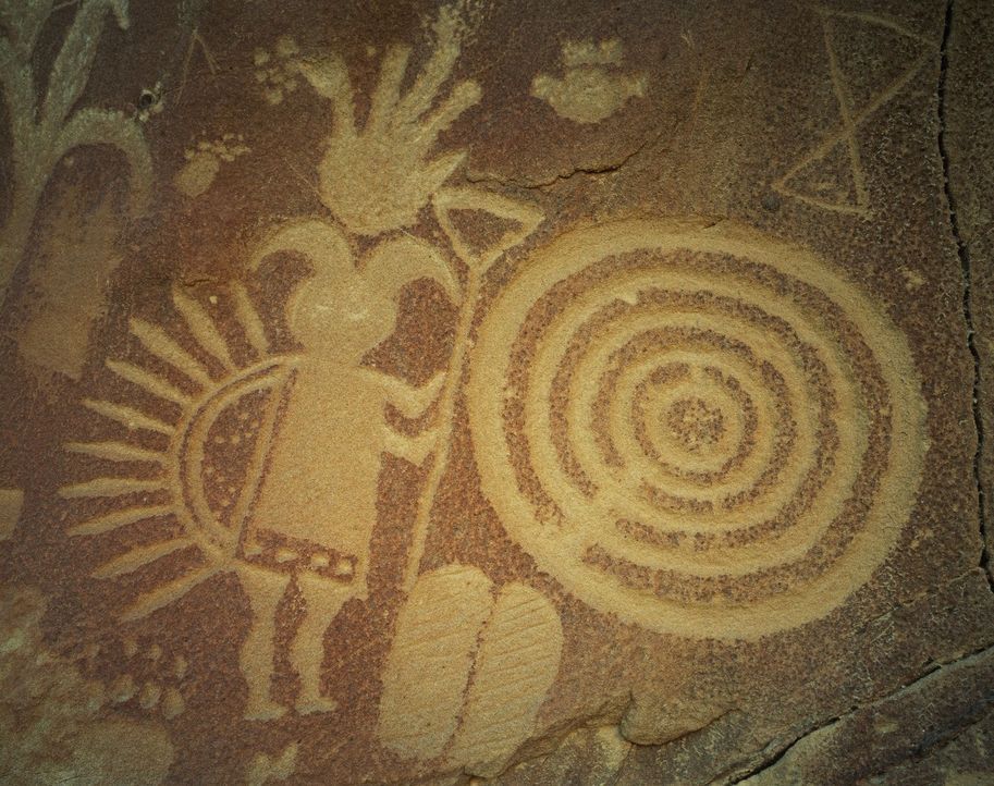 Ein Anasazi Petroglyph bildet neben einer Sanduhr auch eine spiralförmige Da... - Bildquelle: David Muench / Corbis