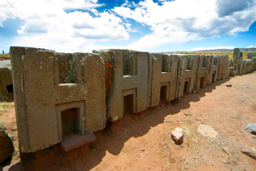 Ein Expertenteam untersucht die peruanischen Bauten von Puma Punku in Bolivi... - Bildquelle: Tatjana Ingold